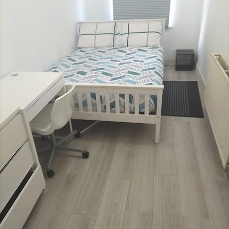Comfortable Double Bed Located Near City Centre, Suitable For Contractors Health Care Professionals Or Long Business Stays In Coventry Or Delightful Holidays In Coventry Or Within The West Midlands Area Free Wifi Tea And Coffee Provided מראה חיצוני תמונה