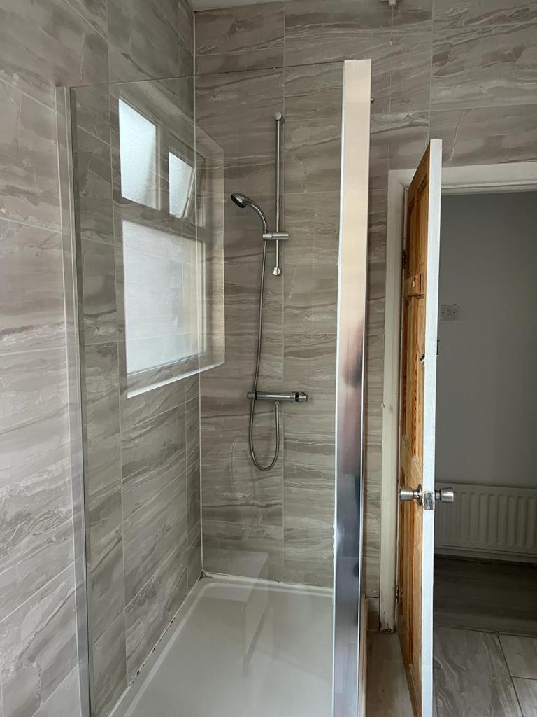 Comfortable Double Bed Located Near City Centre, Suitable For Contractors Health Care Professionals Or Long Business Stays In Coventry Or Delightful Holidays In Coventry Or Within The West Midlands Area Free Wifi Tea And Coffee Provided מראה חיצוני תמונה